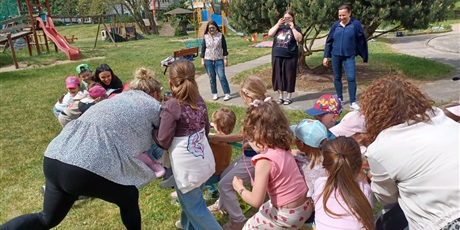 Powiększ grafikę: dzien-dziecka-w-wesolych-skrzatach-dyskoteka-i-lodowe-szalenstwo-698651.jpg
