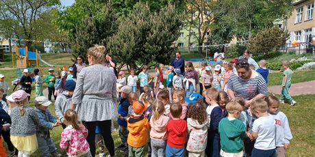 Powiększ grafikę: dzien-dziecka-w-wesolych-skrzatach-dyskoteka-i-lodowe-szalenstwo-698653.jpg