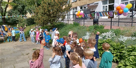 Powiększ grafikę: dzien-dziecka-w-wesolych-skrzatach-dyskoteka-i-lodowe-szalenstwo-698655.jpg
