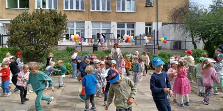 Powiększ grafikę: dzien-dziecka-w-wesolych-skrzatach-dyskoteka-i-lodowe-szalenstwo-698661.jpg