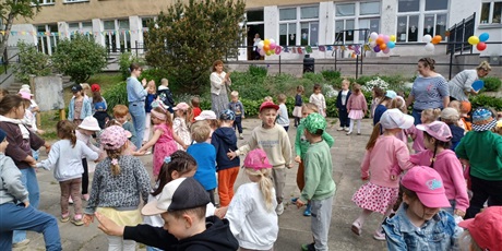Powiększ grafikę: dzien-dziecka-w-wesolych-skrzatach-dyskoteka-i-lodowe-szalenstwo-698662.jpg