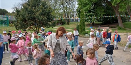 Powiększ grafikę: dzien-dziecka-w-wesolych-skrzatach-dyskoteka-i-lodowe-szalenstwo-698663.jpg