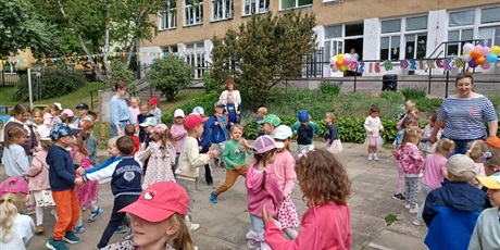 Powiększ grafikę: dzien-dziecka-w-wesolych-skrzatach-dyskoteka-i-lodowe-szalenstwo-698665.jpg