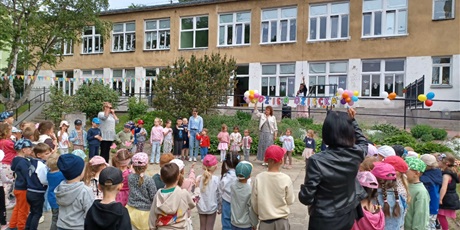 Powiększ grafikę: dzien-dziecka-w-wesolych-skrzatach-dyskoteka-i-lodowe-szalenstwo-698668.jpg