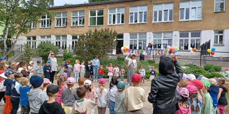 Powiększ grafikę: dzien-dziecka-w-wesolych-skrzatach-dyskoteka-i-lodowe-szalenstwo-698670.jpg