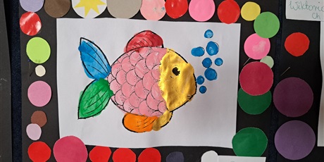 Powiększ grafikę: Na zdjęciu kolorowa rybka  wtle kolorow kropki z papieru
