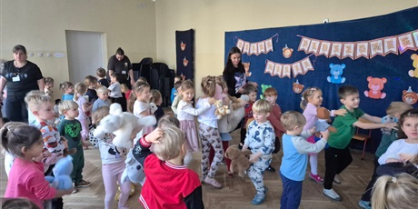 Powiększ grafikę: dzien-misia-w-wesolych-skrzatach-660322.jpg