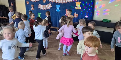 Powiększ grafikę: dzien-misia-w-wesolych-skrzatach-660323.jpg