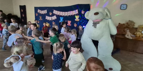 Powiększ grafikę: dzien-misia-w-wesolych-skrzatach-660324.jpg