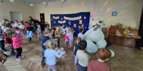 Powiększ grafikę: dzien-misia-w-wesolych-skrzatach-660325.jpg