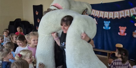 Powiększ grafikę: dzien-misia-w-wesolych-skrzatach-660326.jpg