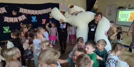 Powiększ grafikę: dzien-misia-w-wesolych-skrzatach-660327.jpg