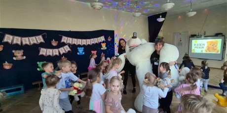 Powiększ grafikę: dzien-misia-w-wesolych-skrzatach-660328.jpg