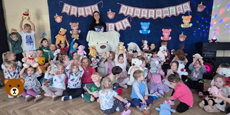 Powiększ grafikę: dzien-misia-w-wesolych-skrzatach-660329.jpg