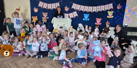 Powiększ grafikę: dzien-misia-w-wesolych-skrzatach-660330.jpg