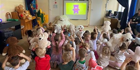 Powiększ grafikę: dzien-misia-w-wesolych-skrzatach-660331.jpg