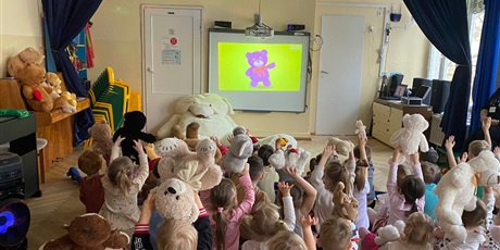 Powiększ grafikę: dzien-misia-w-wesolych-skrzatach-660332.jpg