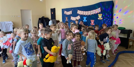 Powiększ grafikę: dzien-misia-w-wesolych-skrzatach-660335.jpg