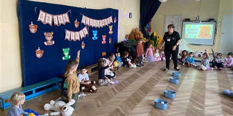 Powiększ grafikę: dzien-misia-w-wesolych-skrzatach-660336.jpg