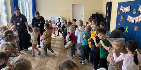 Powiększ grafikę: dzien-misia-w-wesolych-skrzatach-660337.jpg