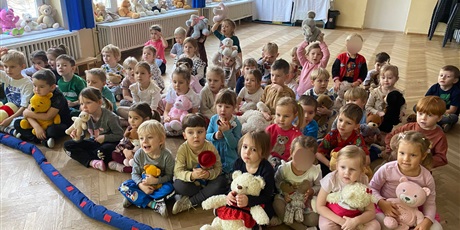 Powiększ grafikę: dzien-misia-w-wesolych-skrzatach-660338.jpg