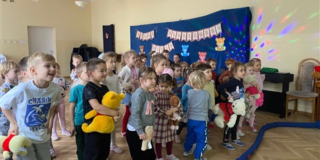 Powiększ grafikę: dzien-misia-w-wesolych-skrzatach-660339.jpg