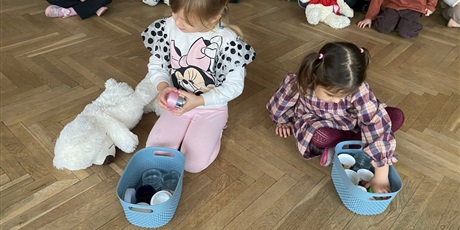 Powiększ grafikę: dzien-misia-w-wesolych-skrzatach-660340.jpg