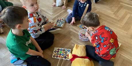 Powiększ grafikę: dzien-misia-w-wesolych-skrzatach-660341.jpg