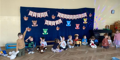 Powiększ grafikę: dzien-misia-w-wesolych-skrzatach-660342.jpg