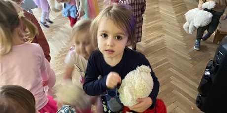 Powiększ grafikę: dzien-misia-w-wesolych-skrzatach-660343.jpg