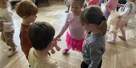 Powiększ grafikę: dzien-misia-w-wesolych-skrzatach-660344.jpg