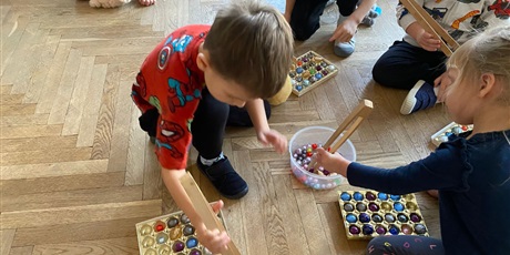 Powiększ grafikę: dzien-misia-w-wesolych-skrzatach-660345.jpg