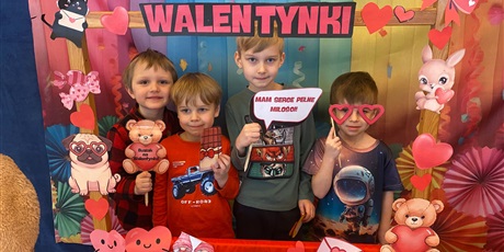 Powiększ grafikę: dzien-okazywania-uczuc-walentynki-w-przedszkolu-674546.jpg