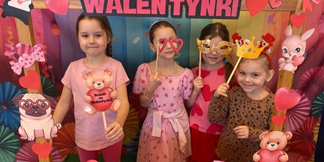 Powiększ grafikę: dzien-okazywania-uczuc-walentynki-w-przedszkolu-674547.jpg