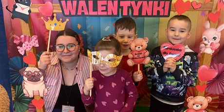 Powiększ grafikę: dzien-okazywania-uczuc-walentynki-w-przedszkolu-674548.jpg