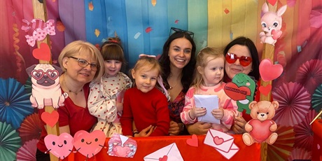 Powiększ grafikę: dzien-okazywania-uczuc-walentynki-w-przedszkolu-674549.jpg