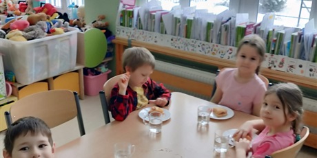 Powiększ grafikę: dzien-okazywania-uczuc-walentynki-w-przedszkolu-674551.jpg