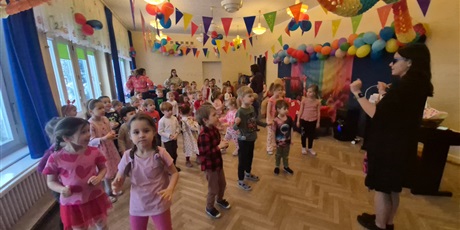 Powiększ grafikę: dzien-okazywania-uczuc-walentynki-w-przedszkolu-674556.jpg