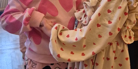 Powiększ grafikę: dzien-okazywania-uczuc-walentynki-w-przedszkolu-674557.jpg