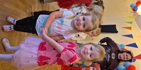 Powiększ grafikę: dzien-okazywania-uczuc-walentynki-w-przedszkolu-674558.jpg