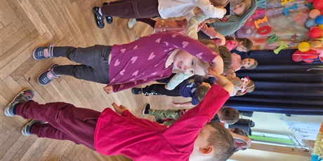 Powiększ grafikę: dzien-okazywania-uczuc-walentynki-w-przedszkolu-674567.jpg