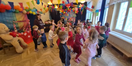 Powiększ grafikę: dzien-okazywania-uczuc-walentynki-w-przedszkolu-674570.jpg