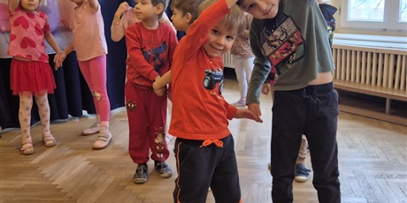 Powiększ grafikę: dzien-okazywania-uczuc-walentynki-w-przedszkolu-674572.jpg