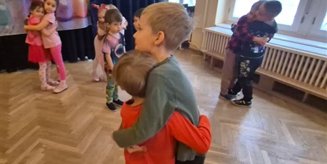 Powiększ grafikę: dzien-okazywania-uczuc-walentynki-w-przedszkolu-674578.jpg