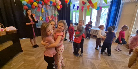 Powiększ grafikę: dzien-okazywania-uczuc-walentynki-w-przedszkolu-674579.jpg