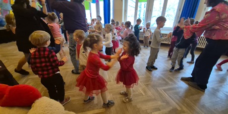 Powiększ grafikę: dzien-okazywania-uczuc-walentynki-w-przedszkolu-674580.jpg