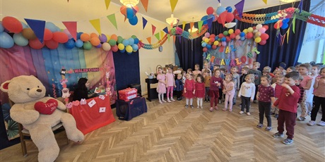 Powiększ grafikę: dzien-okazywania-uczuc-walentynki-w-przedszkolu-674582.jpg