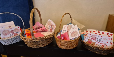 Powiększ grafikę: dzien-okazywania-uczuc-walentynki-w-przedszkolu-674584.jpg