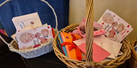 Powiększ grafikę: dzien-okazywania-uczuc-walentynki-w-przedszkolu-674585.jpg