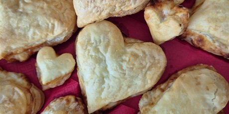 Powiększ grafikę: dzien-okazywania-uczuc-walentynki-w-przedszkolu-674591.jpg